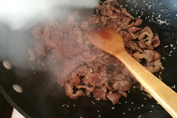 孜然洋葱炒鸡胗，家常的一道快手小炒第六步