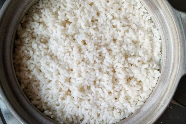 香喷喷的腊味饭，米饭吸收了腊肠独特的香味让人食指大动第八步