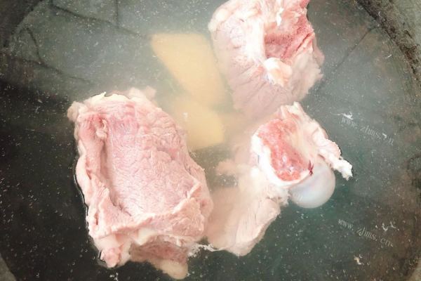 苦瓜不苦，清热解暑请尝尝黄豆猪骨苦瓜汤第二步