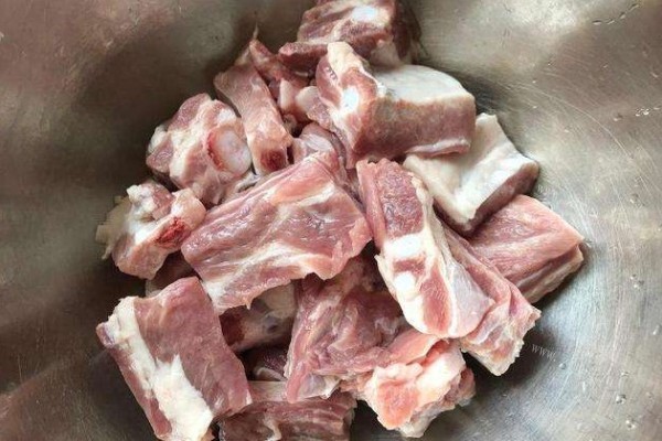 浙江传统名菜——海带排骨汤第二步