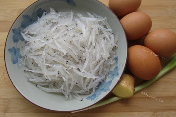 银鱼炒蛋，银鱼的鲜香搭配鸡蛋的嫩滑第一步