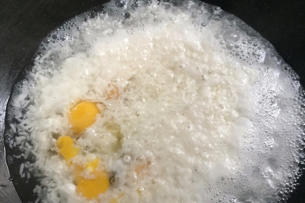 晶莹剔透，香甜可口的米酒煮鸡蛋第五步