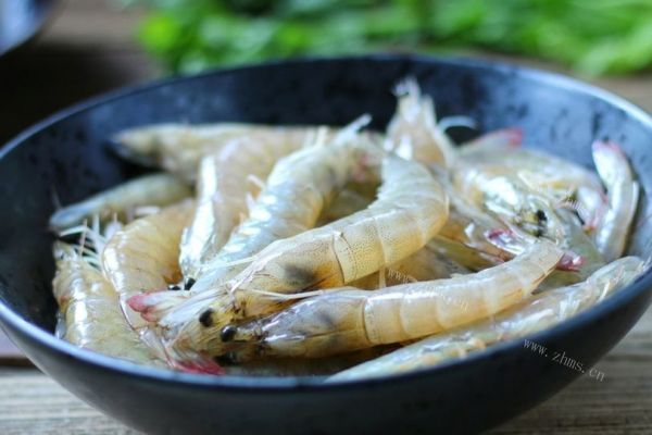拿得出手的硬菜——干锅香辣虾第一步