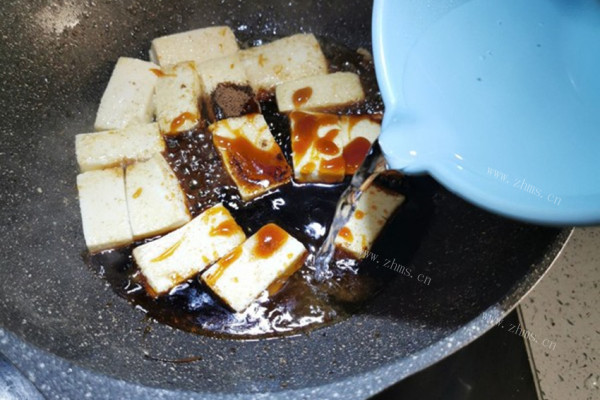 小黄鱼配上豆腐，一道色香味俱全的家常菜，快来学一下如何制作一份小黄鱼炖豆腐第五步