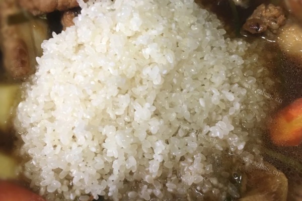 懒人料理土豆排骨焖饭第七步