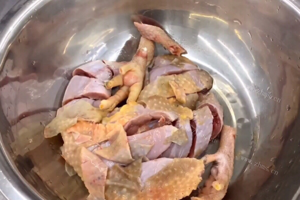 肉质鲜嫩的炒珍珠鸡第二步