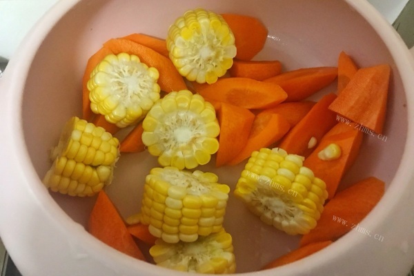 硬核家常菜——胡萝卜玉米排骨汤第三步
