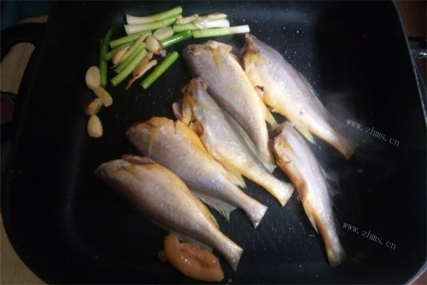 蒜烧小黄鱼——鲜嫩的小黄鱼，无论从视觉还是到味觉，绝对是小孩难以抵挡的诱惑第四步