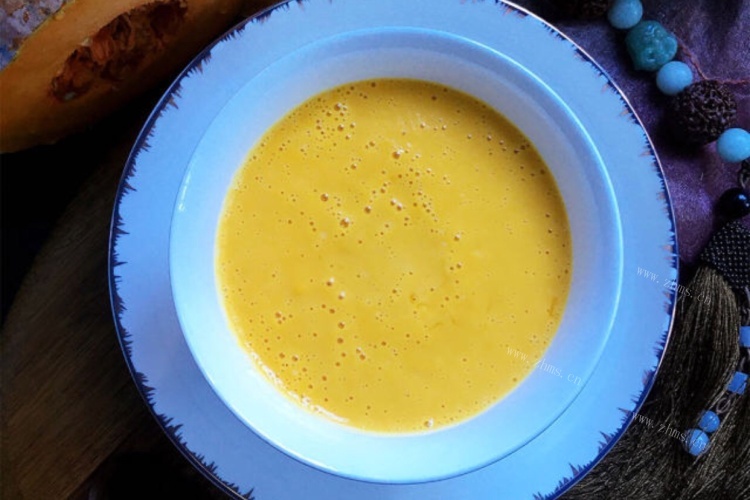 南瓜遇上奶油会碰撞出美味的南瓜汤