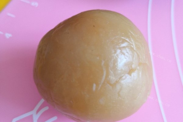 广式蛋黄莲蓉月饼，中秋夜，吃饼赏月不可缺少的佳品第六步