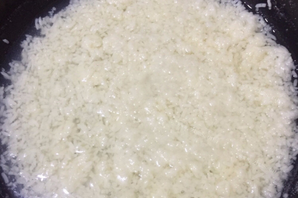 晶莹剔透，香甜可口的米酒煮鸡蛋第一步