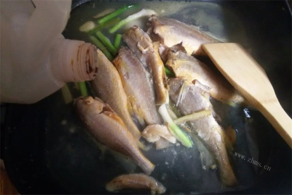 蒜烧小黄鱼——鲜嫩的小黄鱼，无论从视觉还是到味觉，绝对是小孩难以抵挡的诱惑第八步