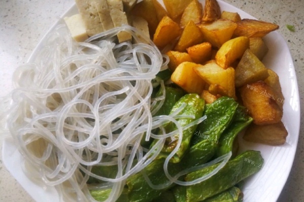 土豆豆角炖肉，香香糯糯好味道第五步