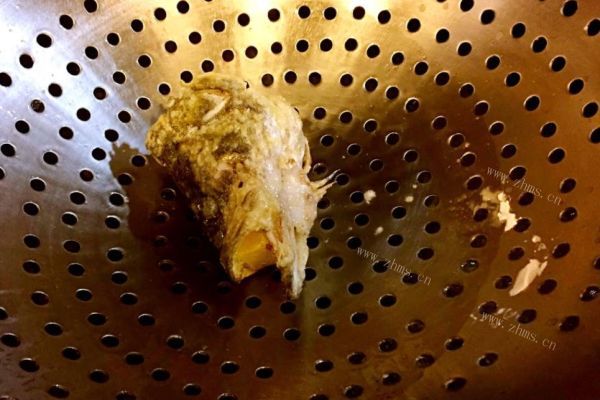 松鼠鱼一条栩栩如生的于跃然于盘中，鱼肉外酥里嫩，酸甜适口第二十二步