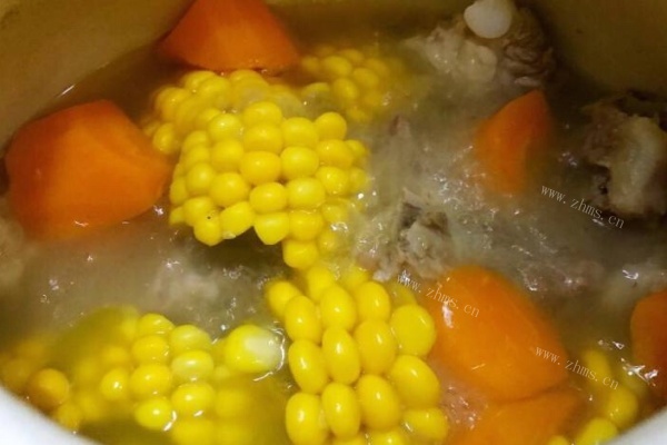 玉米和排骨炖成滋补的排骨玉米汤，鲜美得直感叹第九步