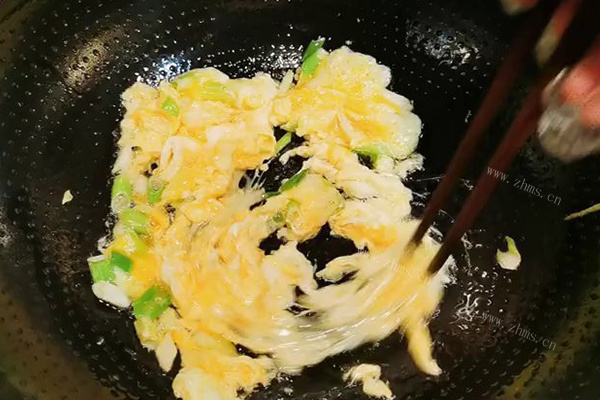 这是一道极其下饭的小炒菜，虾酱豆腐第六步