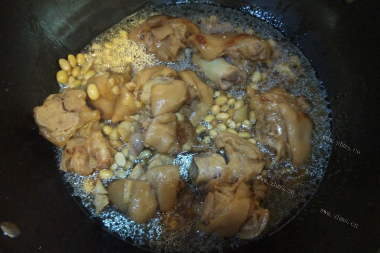富含胶原蛋白的黄豆炖猪蹄汤