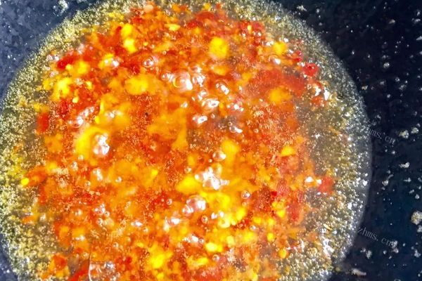麻辣鲜香大蒜煮鳝鱼，汤汁还可以用来和面条！第七步
