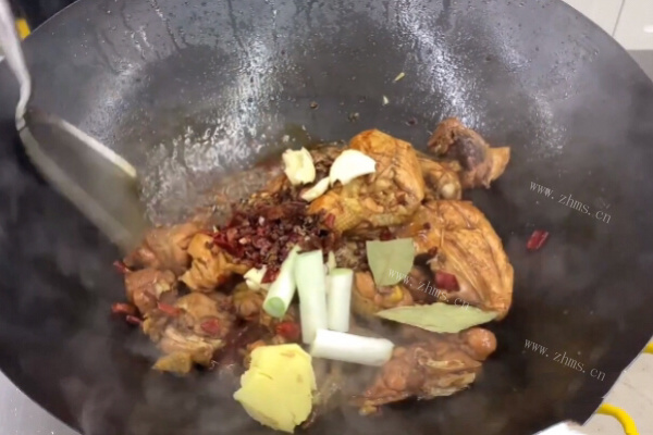 肉质鲜嫩的炒珍珠鸡第四步