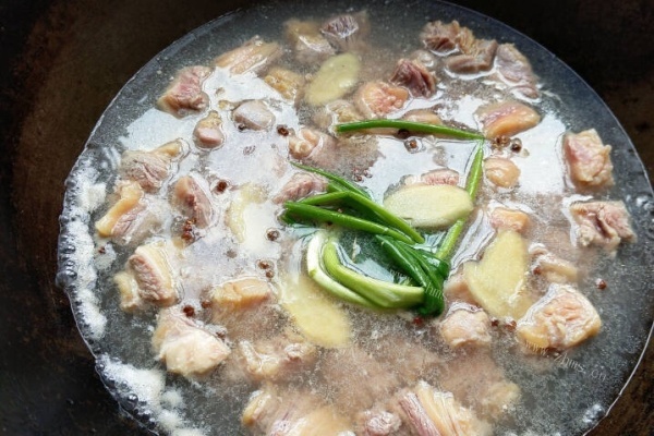 家常美食红烧牛腩，吃了忘不了第三步