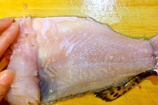松鼠鱼一条栩栩如生的于跃然于盘中，鱼肉外酥里嫩，酸甜适口第十二步
