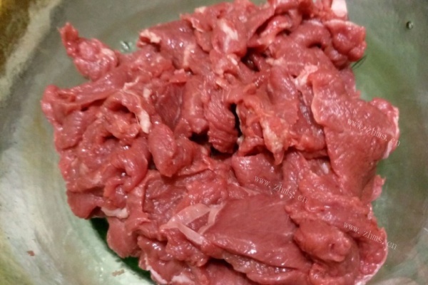四川泡菜味道酸爽，用来炒牛肉美味可口第三步