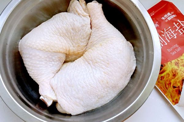 怪味鸡条白生生细嫩的鸡肉，淋上红殷殷的辣子调味料，让人口水直流第三步