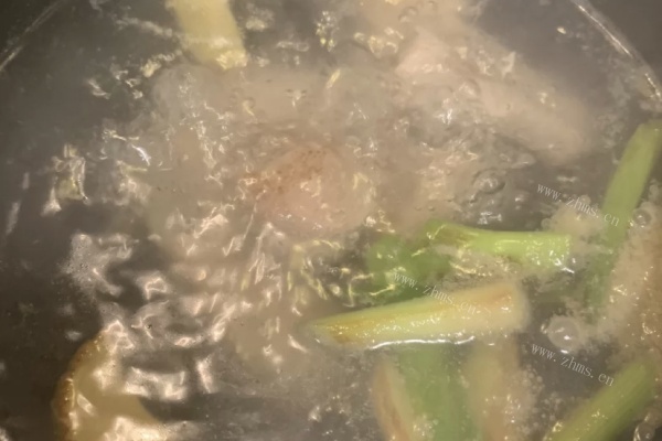 一碗山药枸杞排骨汤，养生滋补又不失风味第四步
