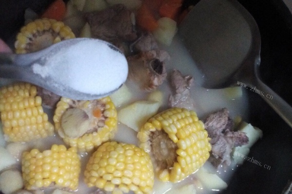 玉米和排骨炖成滋补的排骨玉米汤，鲜美得直感叹第八步