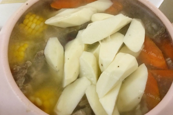 硬核家常菜——胡萝卜玉米排骨汤第七步
