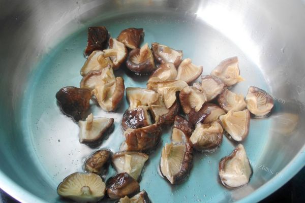 家常做法的香菇板栗烧排骨第四步