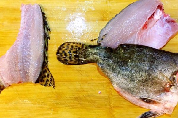 松鼠鱼一条栩栩如生的于跃然于盘中，鱼肉外酥里嫩，酸甜适口第八步
