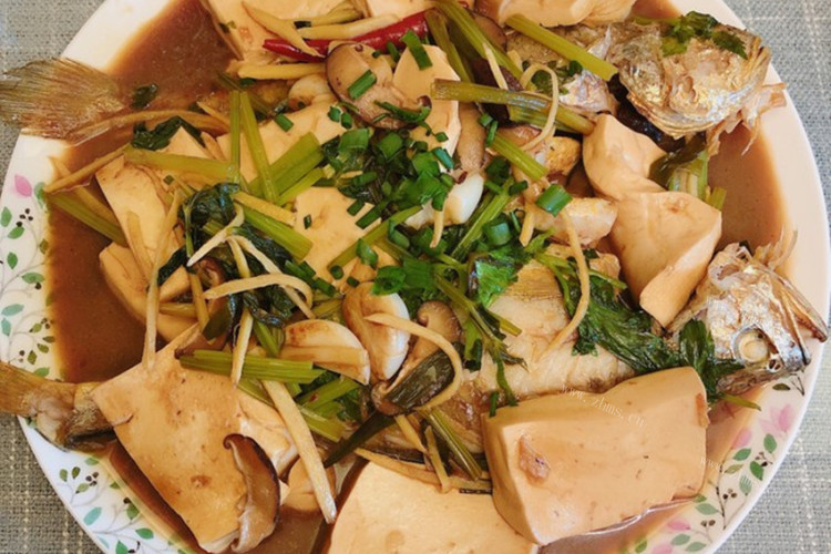 小黄鱼配上豆腐，一道色香味俱全的家常菜，快来学一下如何制作一份小黄鱼炖豆腐