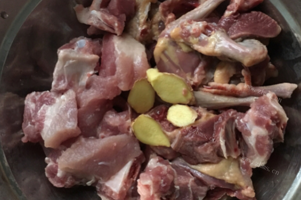 鲜嫩肉质和软糯粗粮的完美搭配：乳鸽绿豆汤第四步