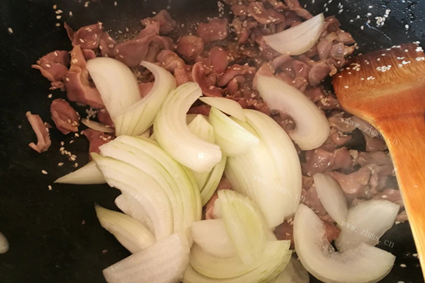 孜然洋葱炒鸡胗，家常的一道快手小炒第七步