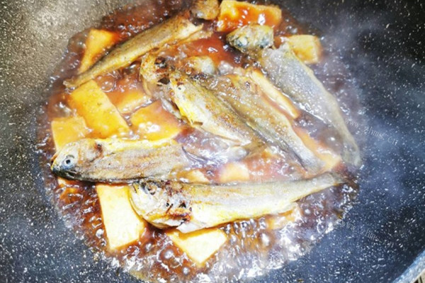 小黄鱼配上豆腐，一道色香味俱全的家常菜，快来学一下如何制作一份小黄鱼炖豆腐第七步