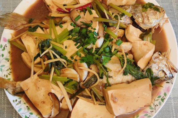 小黄鱼配上豆腐，一道色香味俱全的家常菜，快来学一下如何制作一份小黄鱼炖豆腐第九步