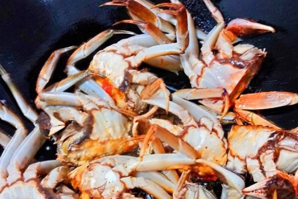 肉质鲜嫩，美味可口的煮螃蟹第三步