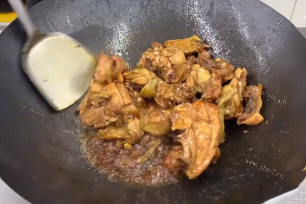 肉质鲜嫩的炒珍珠鸡第三步