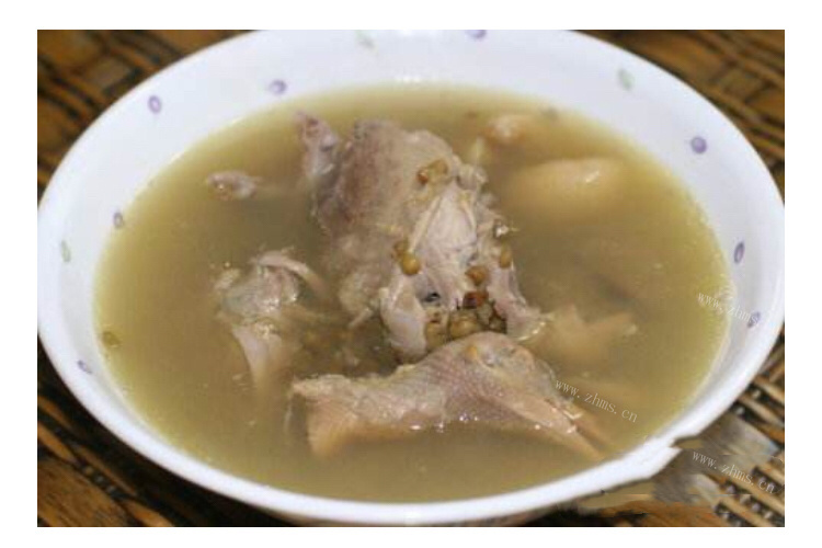 鲜嫩肉质和软糯粗粮的完美搭配：乳鸽绿豆汤