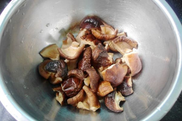 家常做法的香菇板栗烧排骨第二步