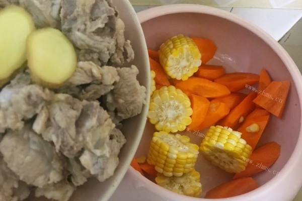 硬核家常菜——胡萝卜玉米排骨汤第四步
