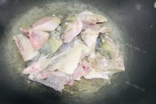 简单又美味的酸菜鲈鱼，可以配上两大碗米饭！第四步