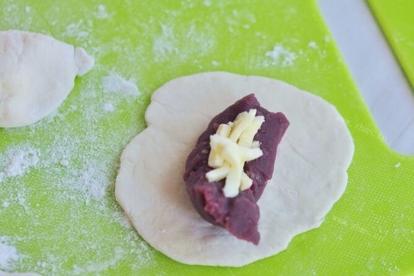 紫薯做成的紫薯饼，软糯可口第七步