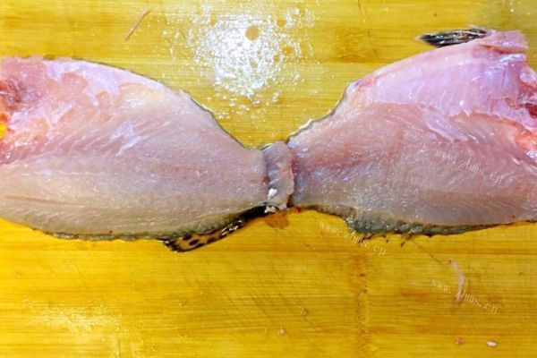 松鼠鱼一条栩栩如生的于跃然于盘中，鱼肉外酥里嫩，酸甜适口第十步