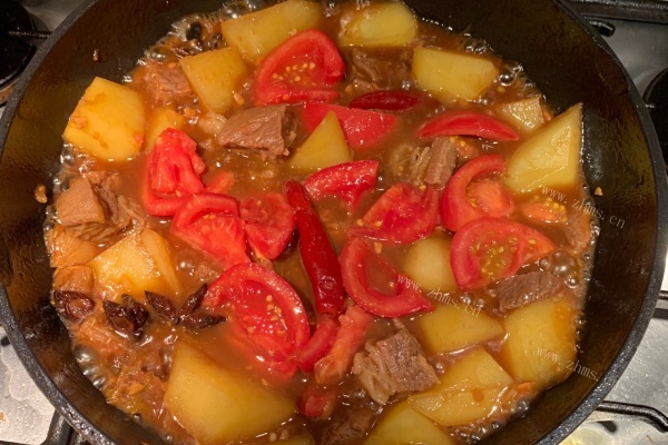 番茄土豆炖牛肉，配上一碗米饭绝了第七步