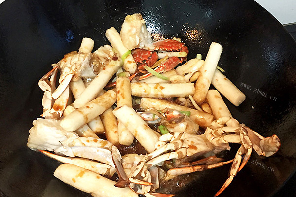 鲜香味美的梭子蟹炒年糕，做法简单，你也可以试试哦！第七步