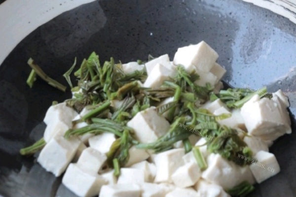 香椿拌豆腐，一清二白的好吃味道第七步