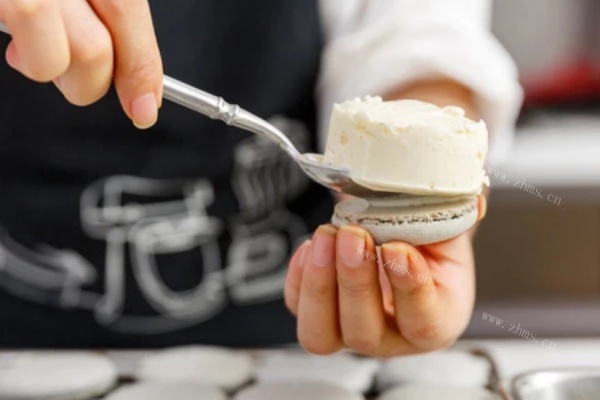 马卡龙冰淇淋月饼，将法式浪漫与传统元素进行融合第二十一步