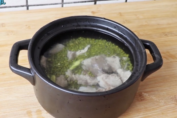 韩国人坐月子才吃的海带，我却这样做：海带绿豆排骨汤第六步